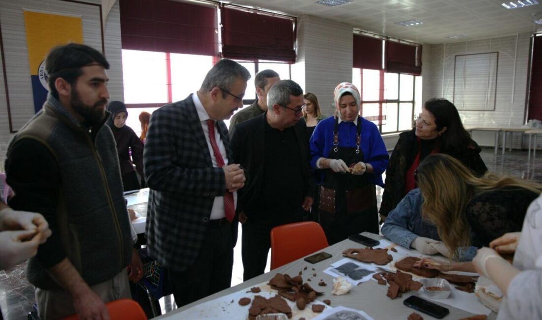 ARDAHAN (AA) – Ardahan Üniversitesi'nde özel gereksinimli bireylere el becerilerinin