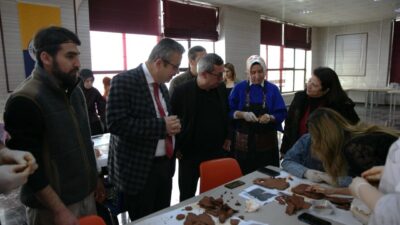 ARDAHAN (AA) – Ardahan Üniversitesi'nde özel gereksinimli bireylere el becerilerinin