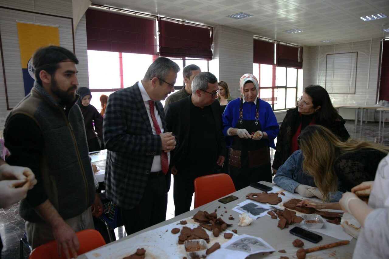 ARDAHAN (AA) – Ardahan Üniversitesi'nde özel gereksinimli bireylere el becerilerinin