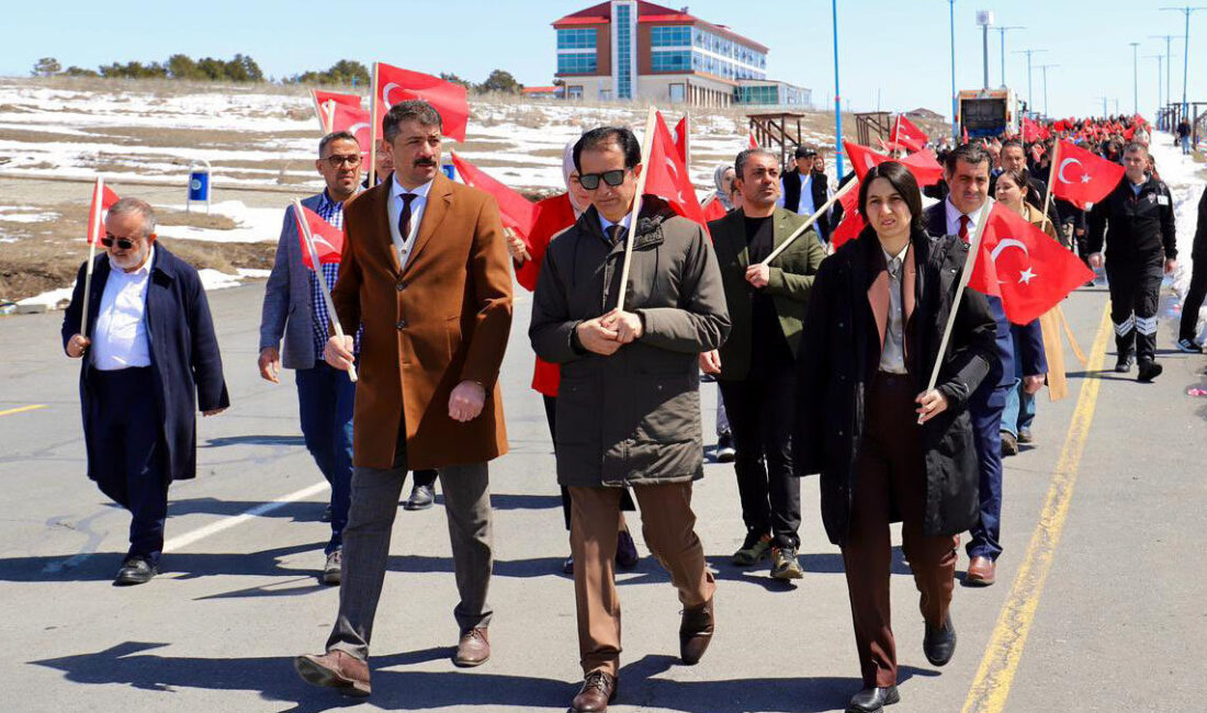 ARDAHAN (AA) – Ardahan Üniversitesi'nde şehitleri anmak amacıyla saygı yürüyüşü