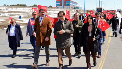 ARDAHAN (AA) – Ardahan Üniversitesi'nde şehitleri anmak amacıyla saygı yürüyüşü