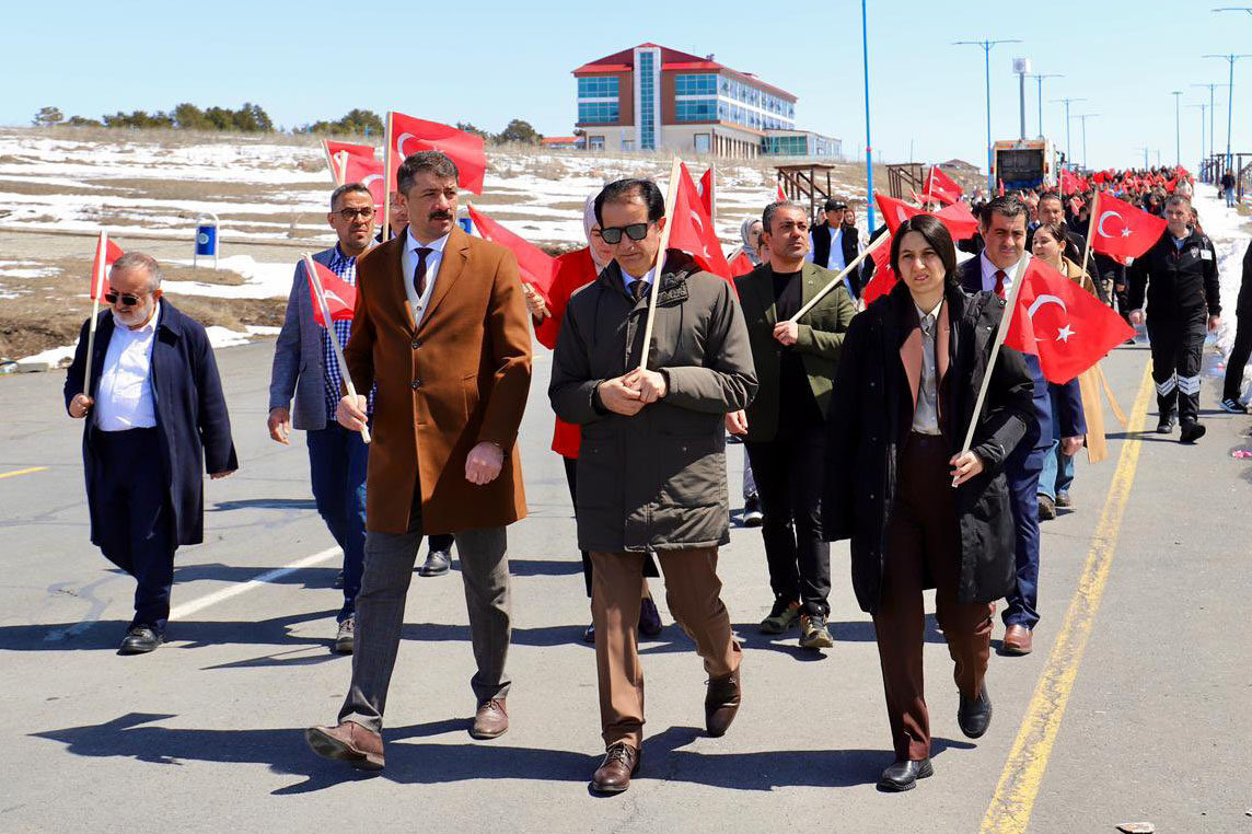 ARDAHAN (AA) – Ardahan Üniversitesi'nde şehitleri anmak amacıyla saygı yürüyüşü