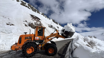 ARDAHAN (AA) – Ardahan'ın yüksek kesimlerinde karla mücadele çalışmaları devam