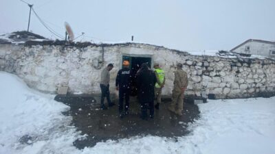 ARDAHAN (AA) – Ardahan'da kar birikintisi ve yağmurun etkisiyle ağırlaşan