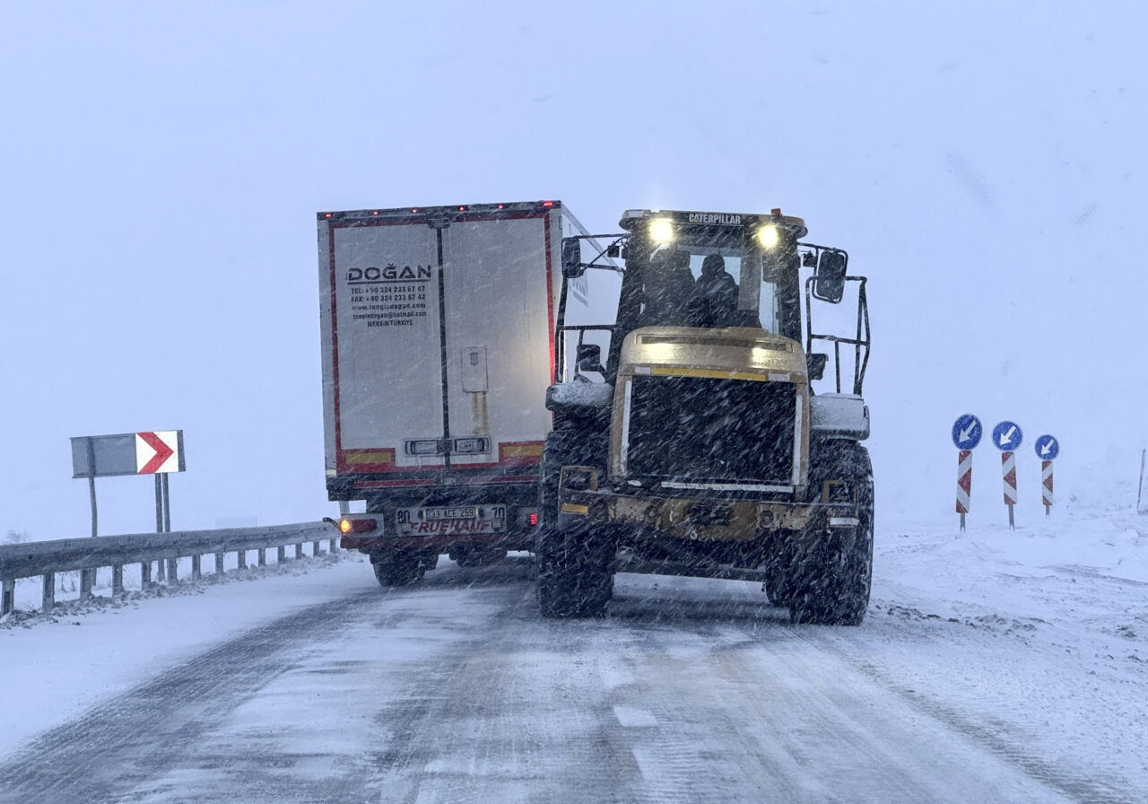 ARDAHAN (AA) – Ardahan'da aralıklarla etkili olan kar yağışı, bazı