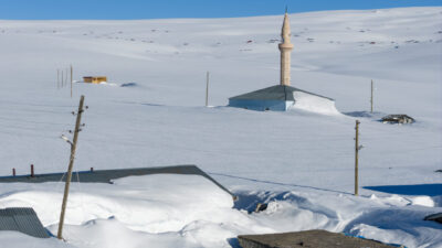 ARDAHAN (AA) – Ardahan'ın yüksek kesimlerinde soğuk havanın etkisiyle çatıya