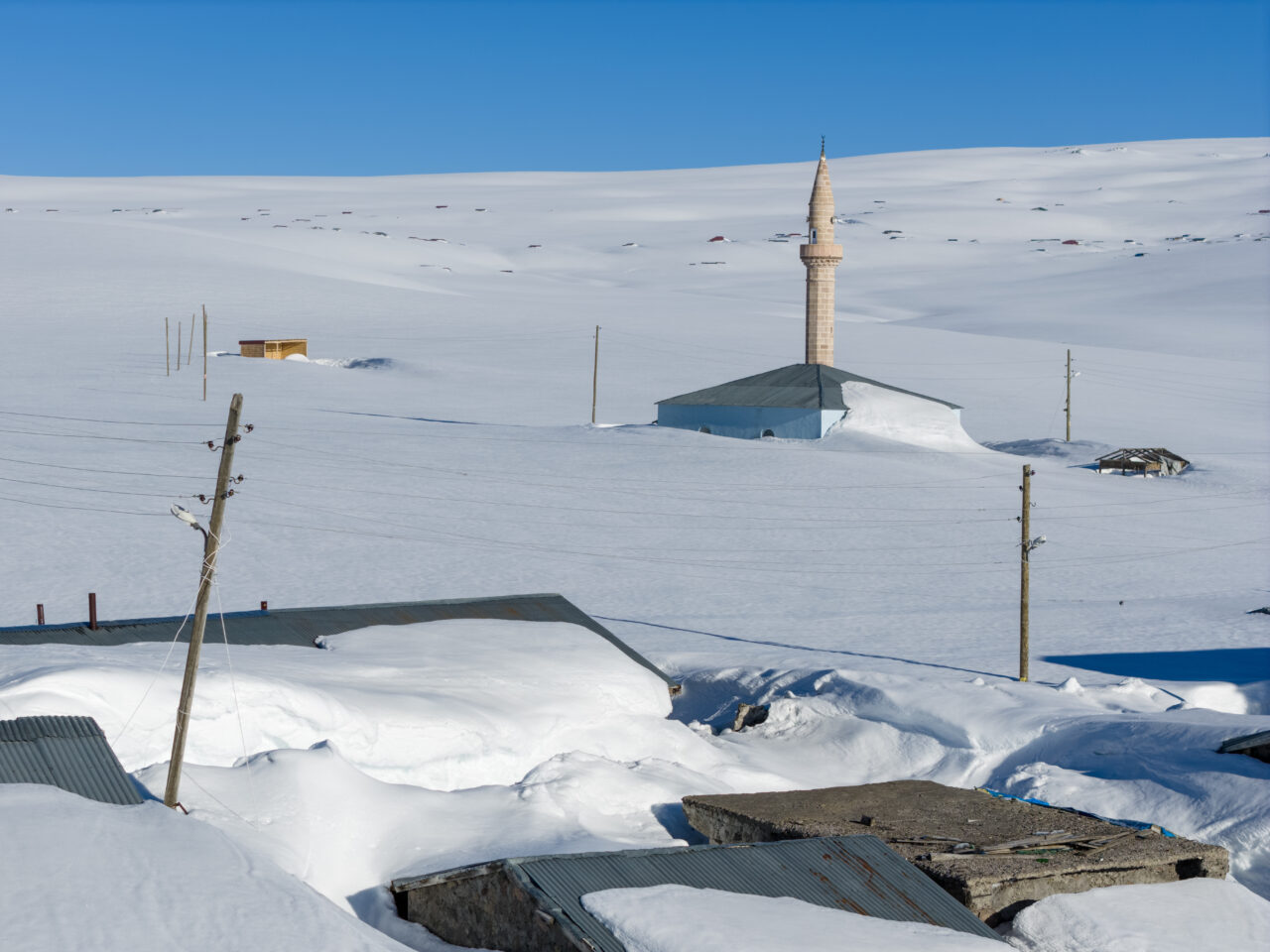 ARDAHAN (AA) – Ardahan'ın yüksek kesimlerinde soğuk havanın etkisiyle çatıya