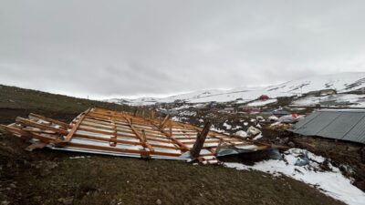 ARDAHAN (AA) – Ardahan'da etkili olan şiddetli rüzgar nedeniyle 3