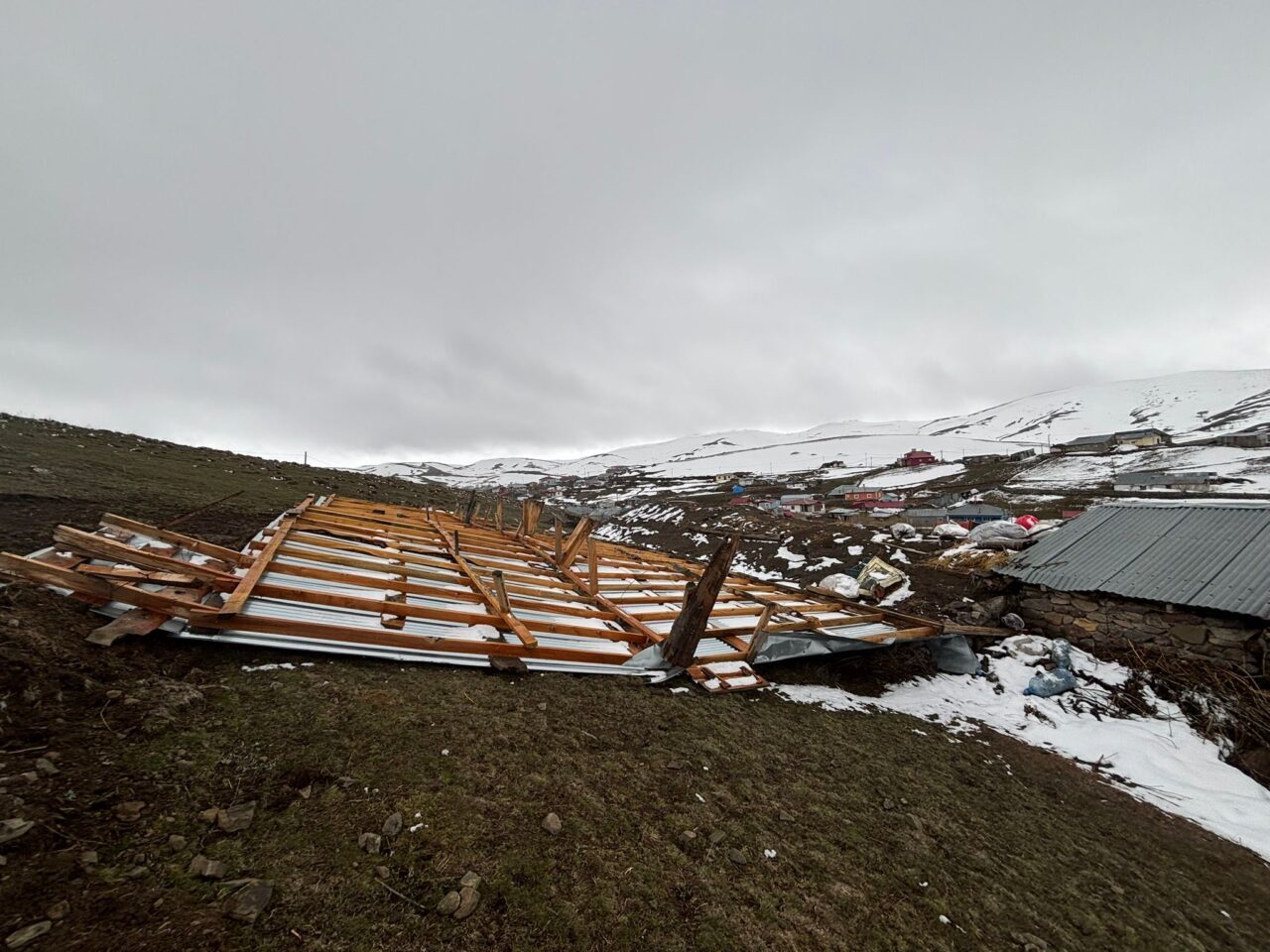 ARDAHAN (AA) – Ardahan'da etkili olan şiddetli rüzgar nedeniyle 3