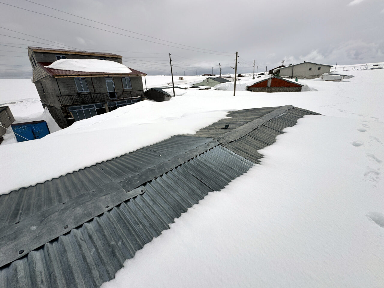 ARDAHAN (AA) – Ardahan'ın yüksek kesimlerinde bulunan yayla evleri, ilkbahar