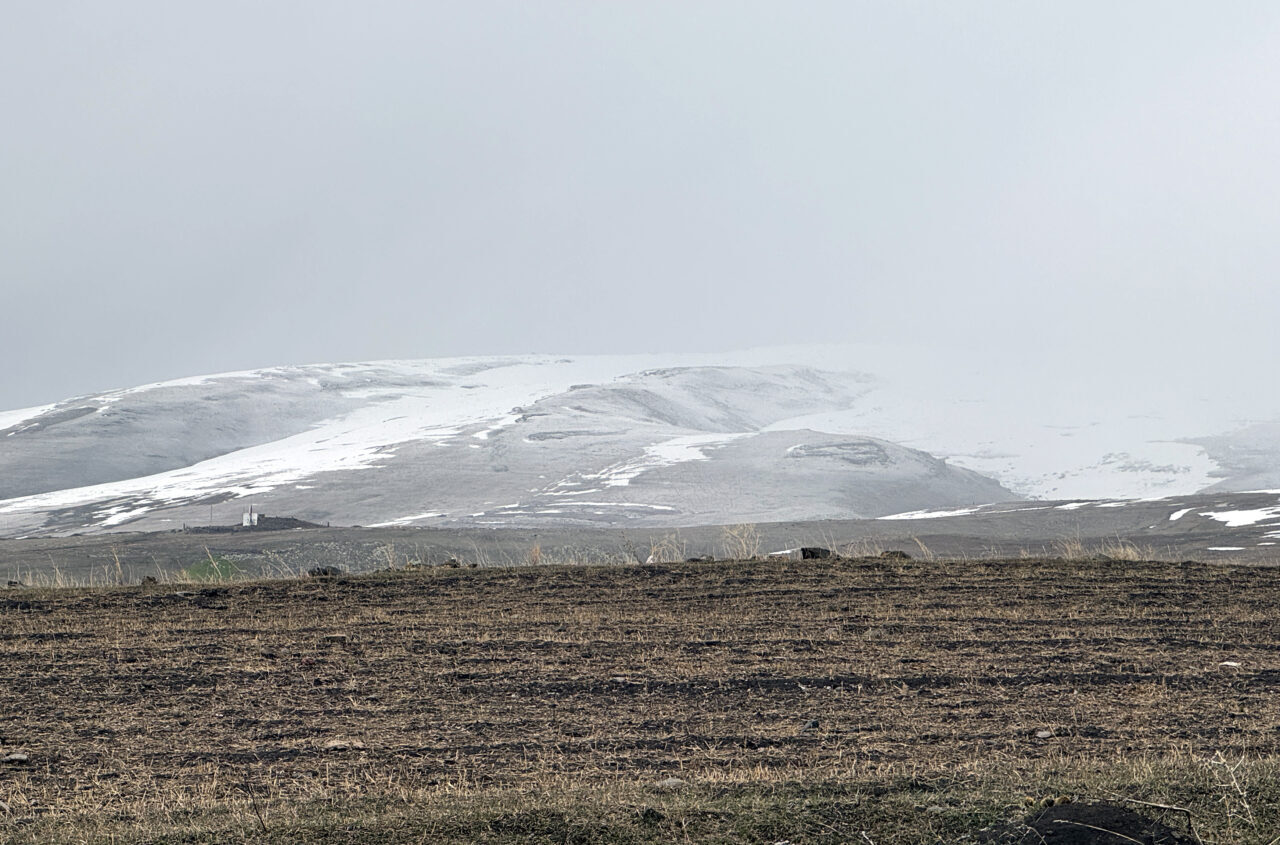 ARDAHAN (AA) – Ardahan'ın yüksek kesimlerinde kar etkili oldu. Kent