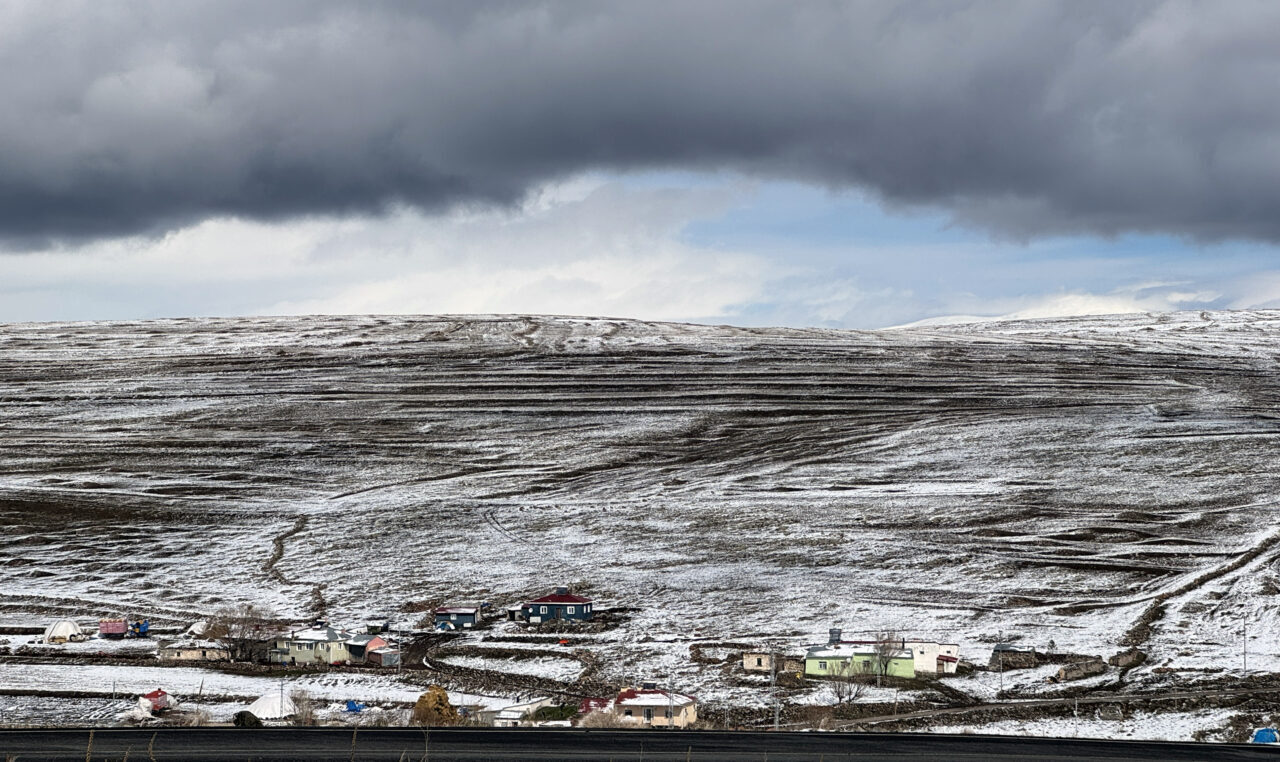 ARDAHAN (AA) – Ardahan'ın yüksek kesimlerinde iki gündür kar yağışı