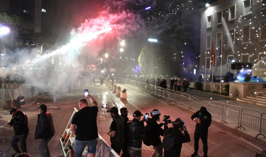 TİRAN (AA) – Arnavutluk'un başkenti Tiran'da ana muhalefetteki Demokratik Partinin