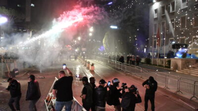 TİRAN (AA) – Arnavutluk'un başkenti Tiran'da ana muhalefetteki Demokratik Partinin