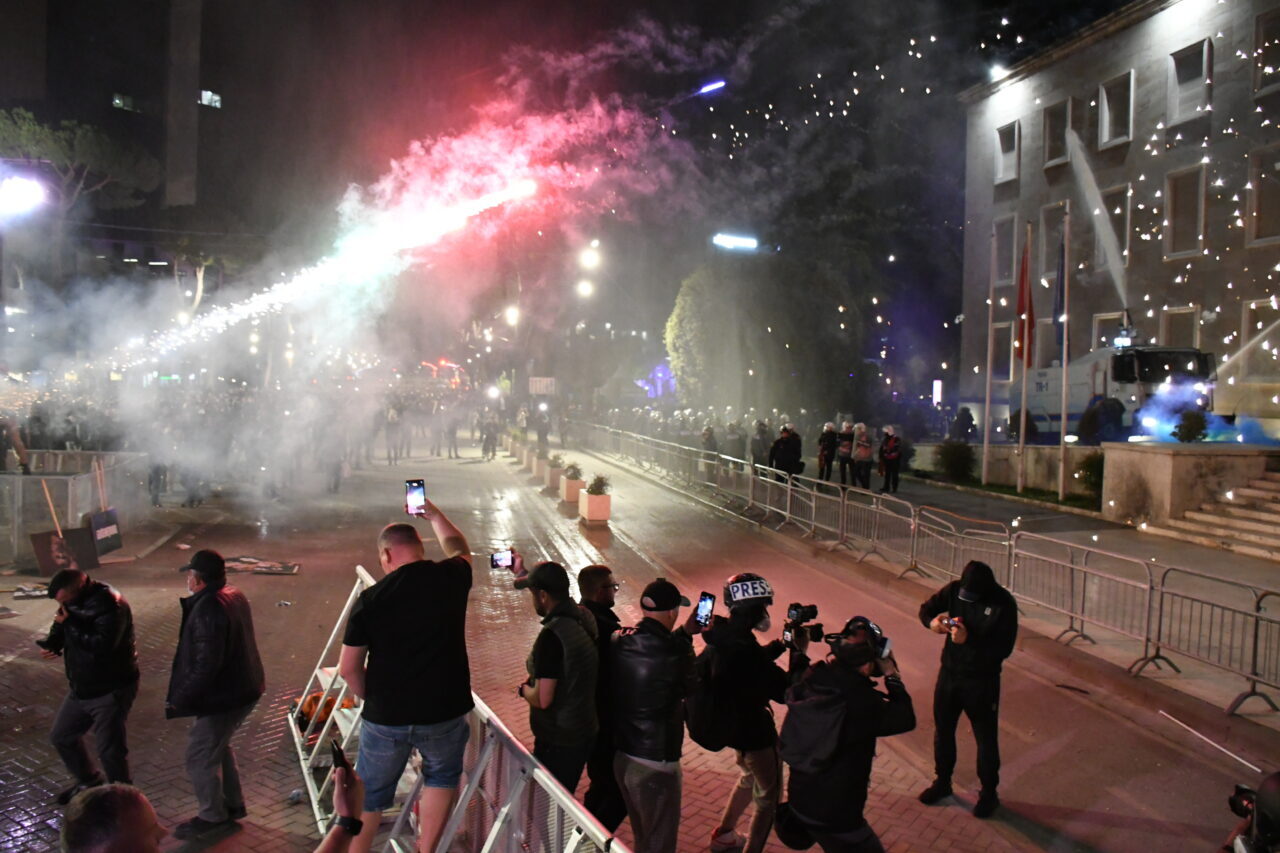 TİRAN (AA) – Arnavutluk'un başkenti Tiran'da ana muhalefetteki Demokratik Partinin