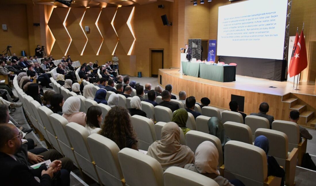 TİRAN (AA) – Arnavutluk'un başkenti Tiran'da "Mirasın izinde: Osmanlı dönemi