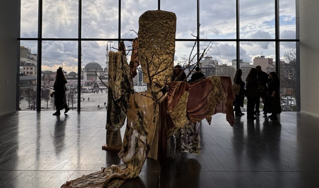 - Küratörlüğünü Fırat Neziroğlu'nun üstlendiği sergide, 21 sanatçının farklı disiplinlerde