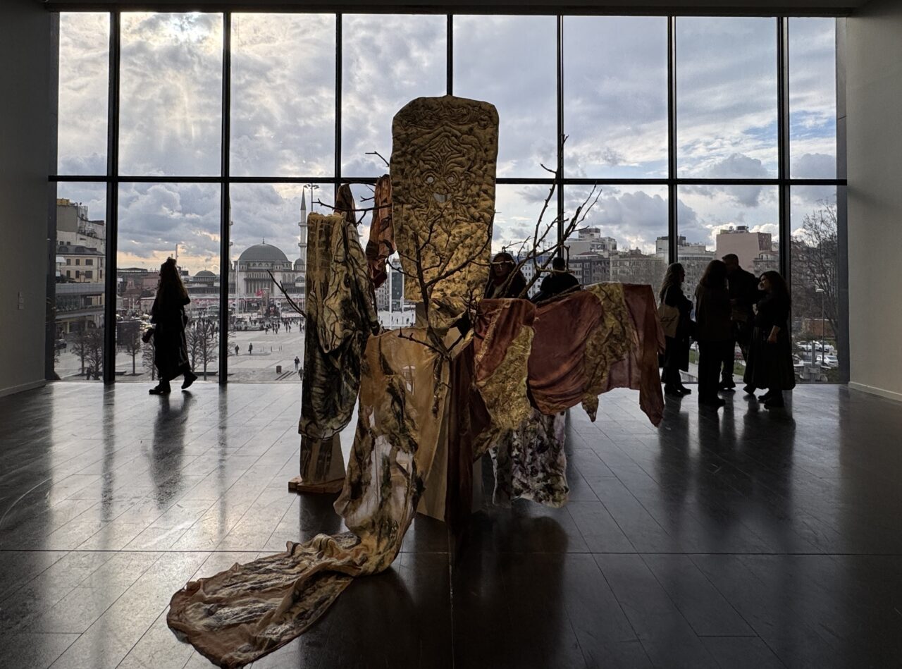 - Küratörlüğünü Fırat Neziroğlu'nun üstlendiği sergide, 21 sanatçının farklı disiplinlerde