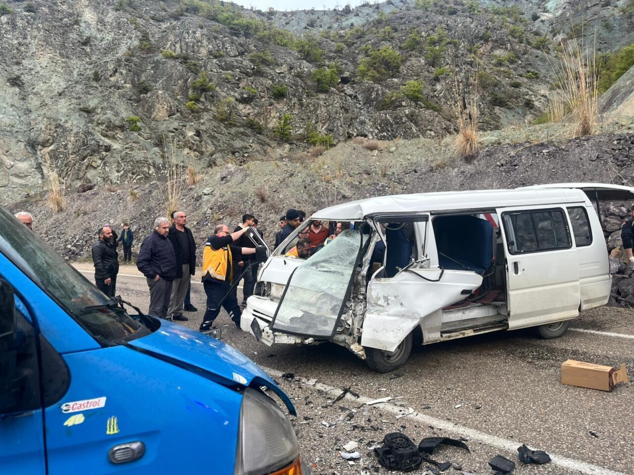 ARTVİN (AA) – Artvin'in Ardanuç ilçesinde panelvan ile kamyonetin çarpışması