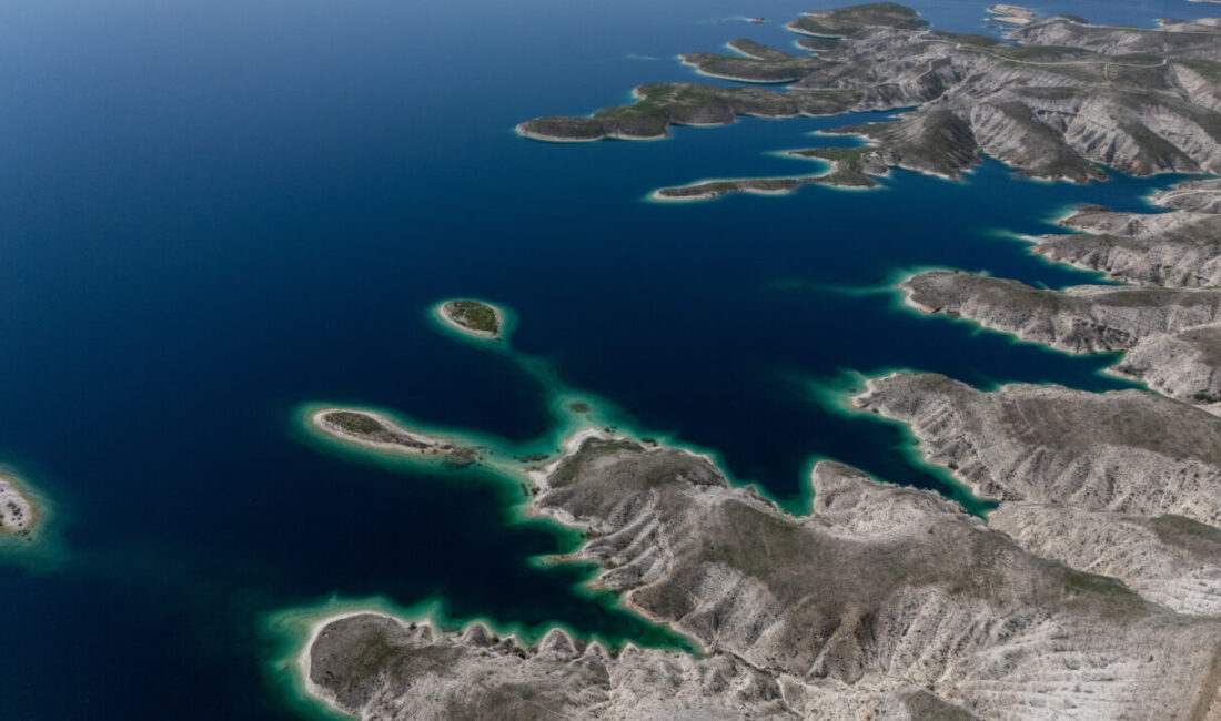 ADIYAMAN (AA) – Adıyaman’da Atatürk Baraj Gölü’nde bulunan yükselti ve