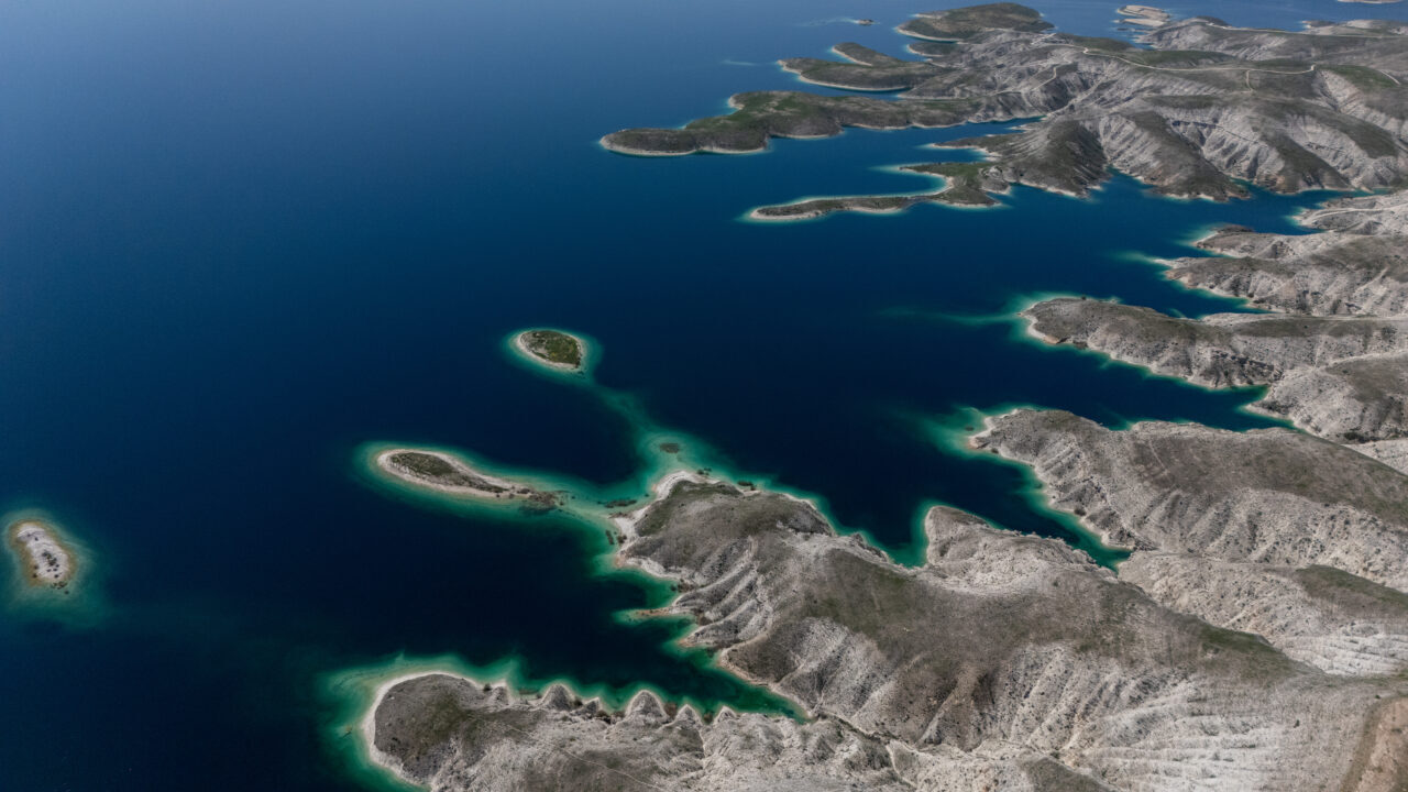 ADIYAMAN (AA) – Adıyaman’da Atatürk Baraj Gölü’nde bulunan yükselti ve