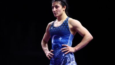 - Milli sporcu Elvira Süleyman Kamaloğlu, kadınlar 57 kiloda adını