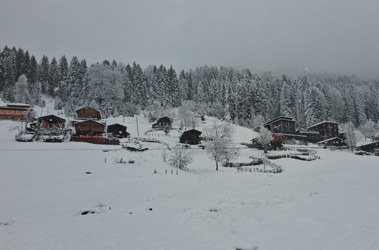 RİZE (AA) – Doğu Karadeniz'in önemli turizm merkezlerinden Rize'nin Çamlıhemşin