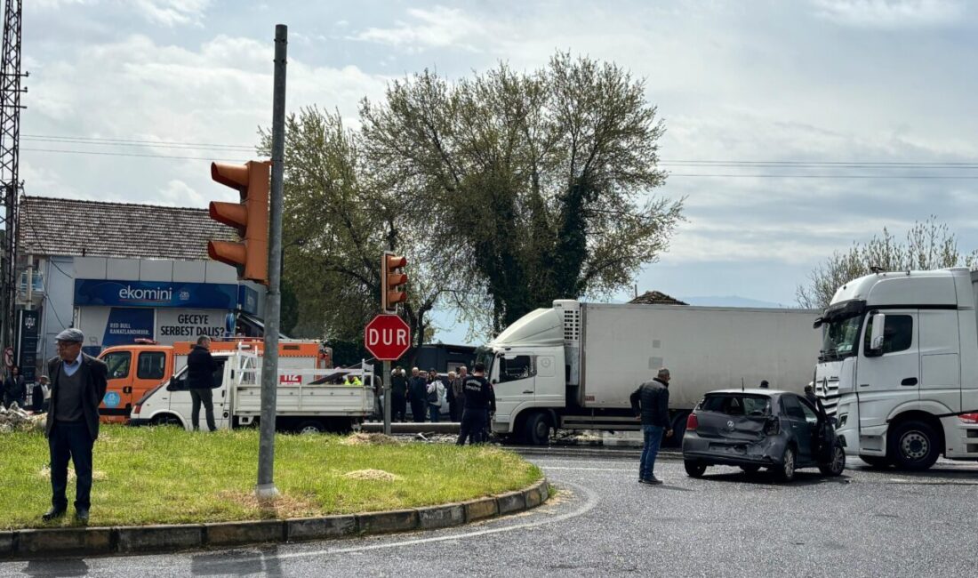AYDIN (AA) – Aydın'ın Köşk ilçesinde kamyonla otomobilin karıştığı kazada