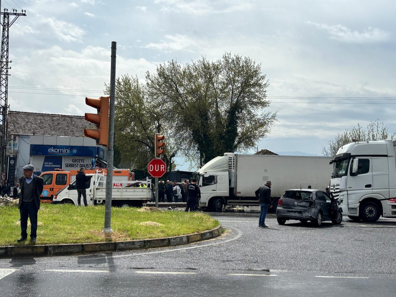 AYDIN (AA) – Aydın'ın Köşk ilçesinde kamyonla otomobilin karıştığı kazada
