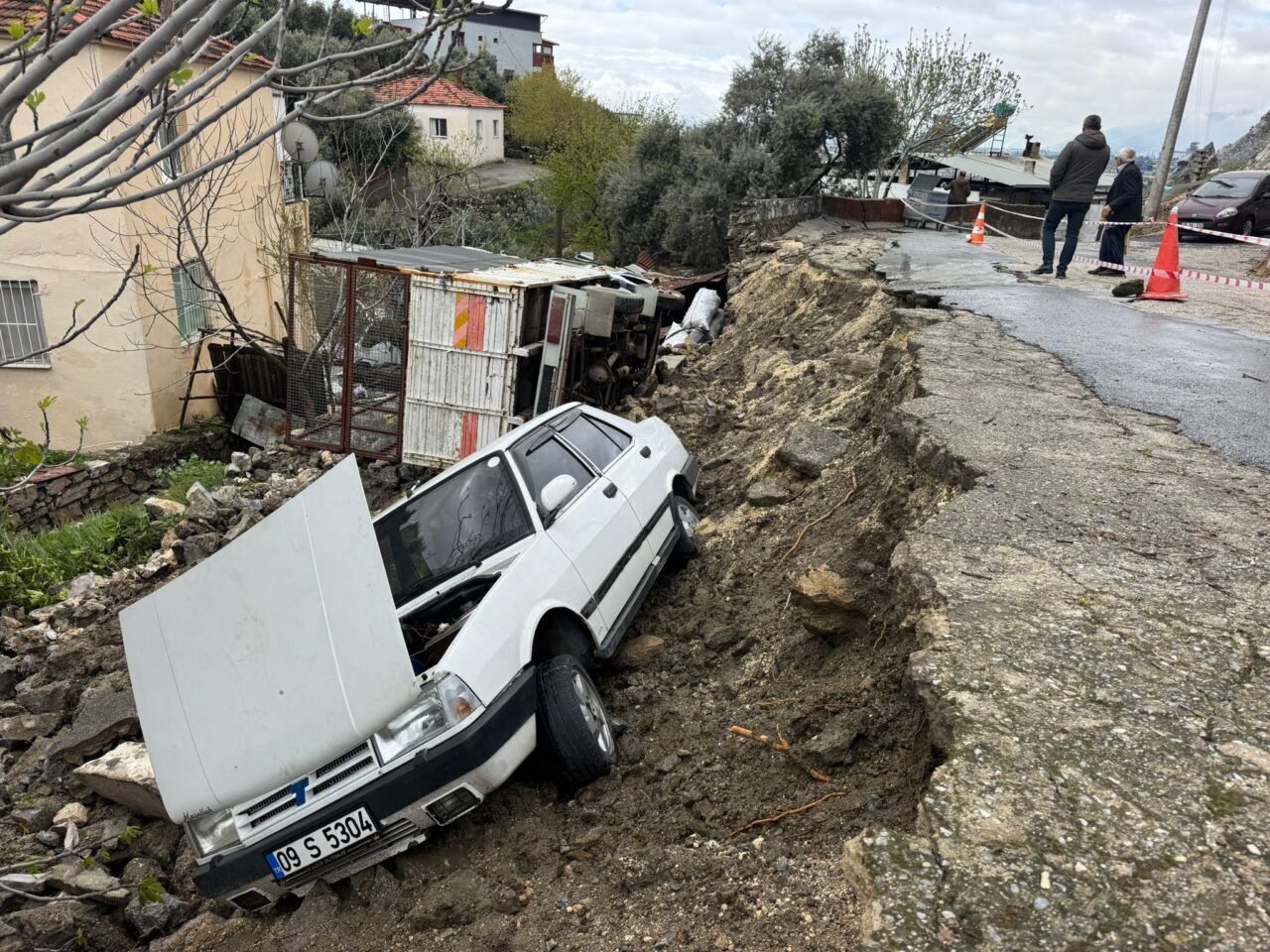 AYDIN (AA) – Aydın'ın Söke ilçesinde yağış sonrası istinat duvarının