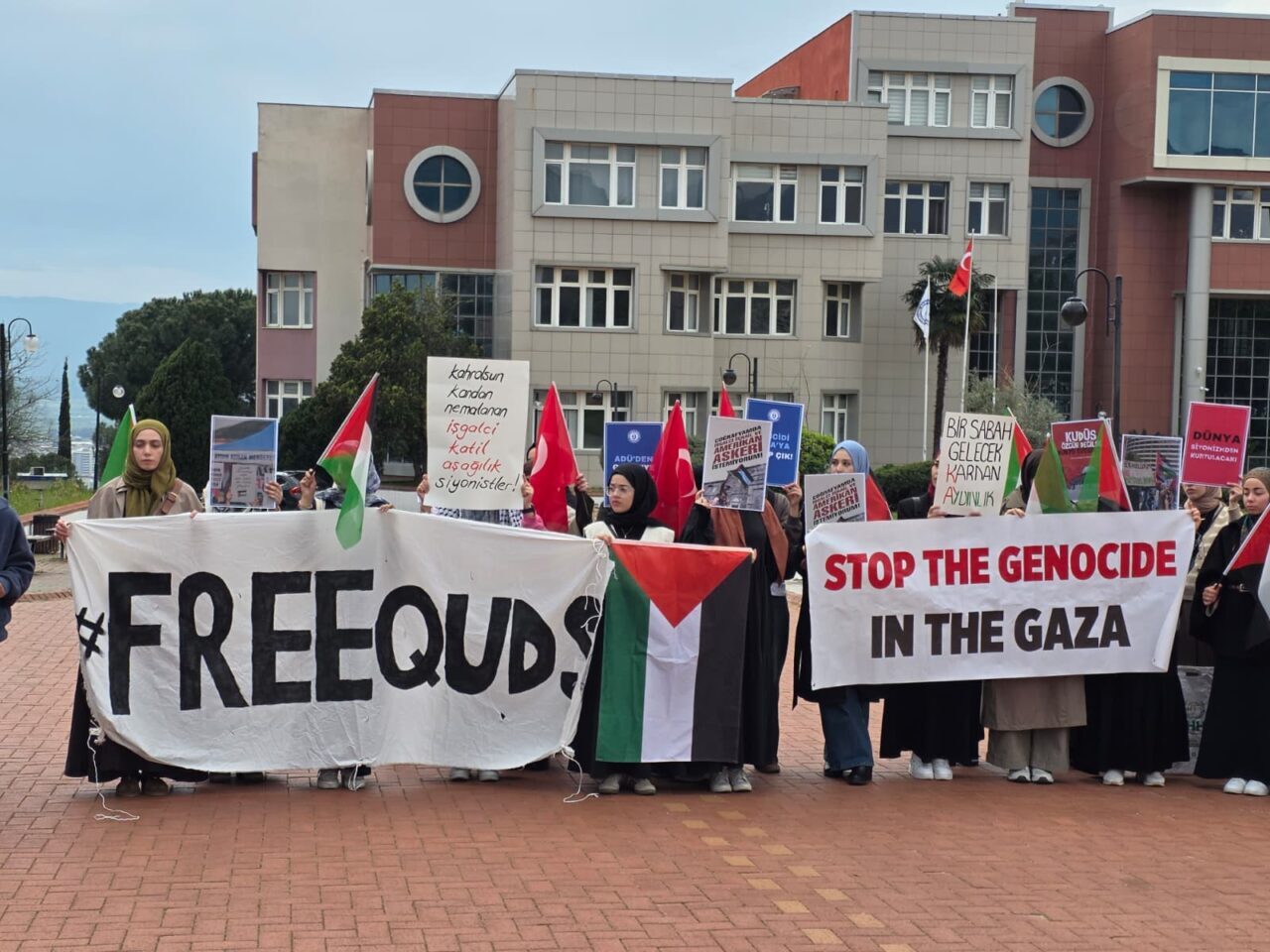 AYDIN (AA) – Aydın Adnan Menderes Üniversitesi (ADÜ) öğrencileri, Filistinlilere