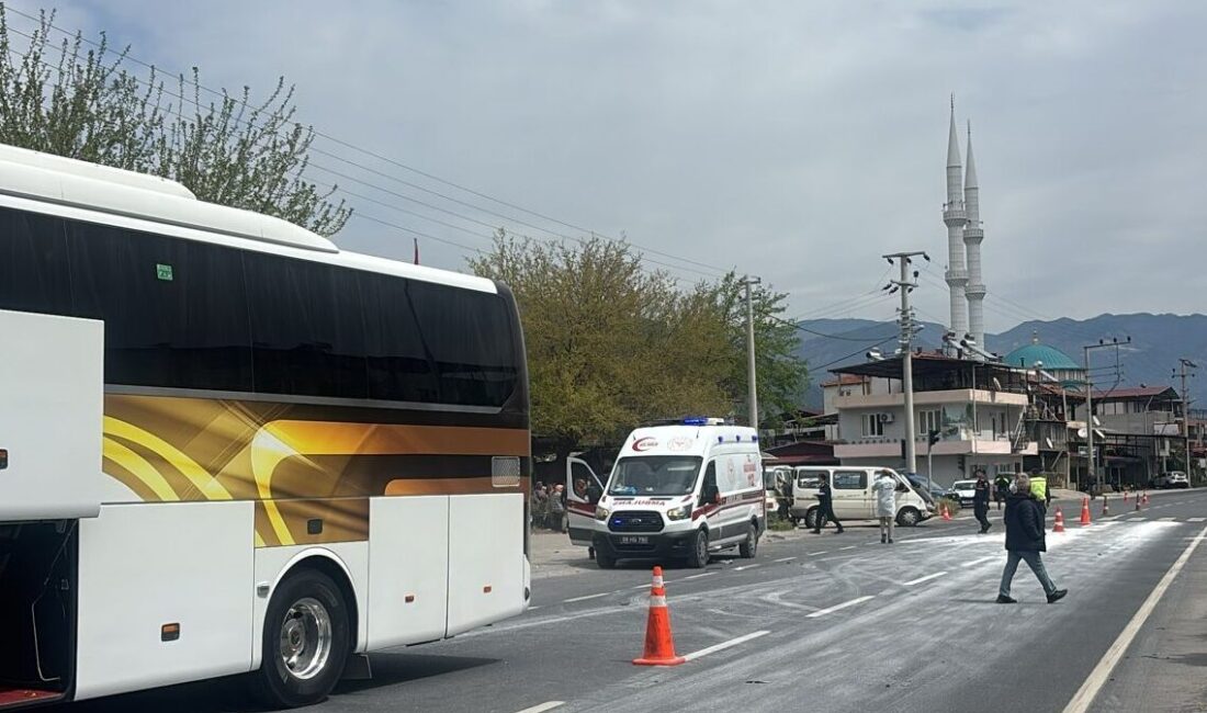 AYDIN (AA) – Aydın'ın Buharkent ilçesinde yolcu otobüsü ile minibüsün