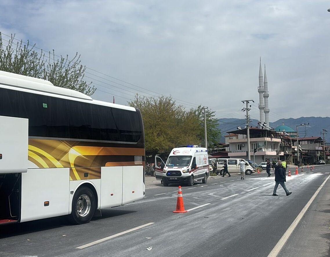 AYDIN (AA) – Aydın'ın Buharkent ilçesinde yolcu otobüsü ile minibüsün