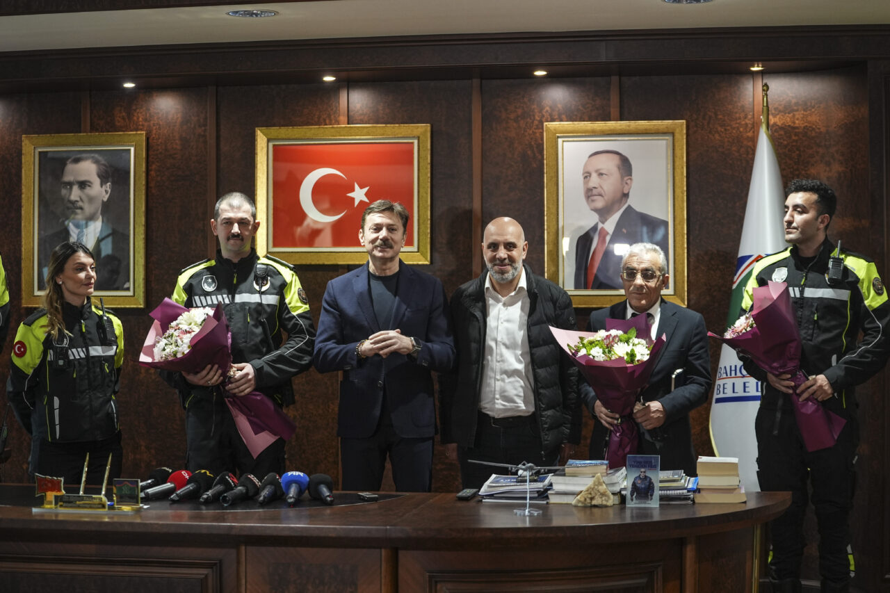 - Bahçelievler Belediye Başkanı Bahadır:
- "Bazen 'İnsanlık bitmiş.' denir ama
