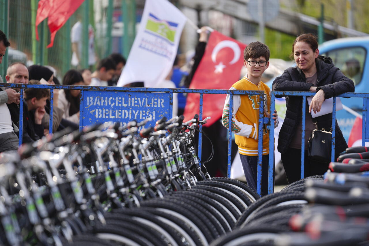 İSTANBUL (AA) – Bahçelievler Belediyesi, çocukların yüzünü güldürmek, hayallerine dokunmak
