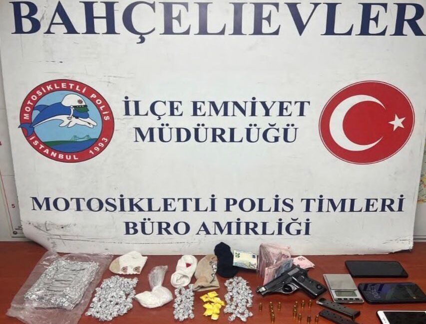 İSTANBUL (AA) – Bahçelievler'de, otomobilinde çoraplara gizlenmiş uyuşturucu ele geçirilen