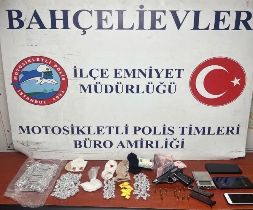 İSTANBUL (AA) – Bahçelievler'de, otomobilinde çoraplara gizlenmiş uyuşturucu ele geçirilen