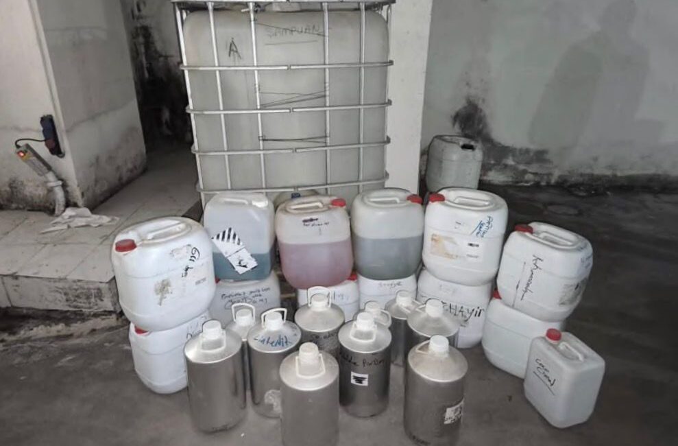 İSTANBUL (AA) – Bahçelievler'de iş yerinin deposunda sahte parfüm imalatı