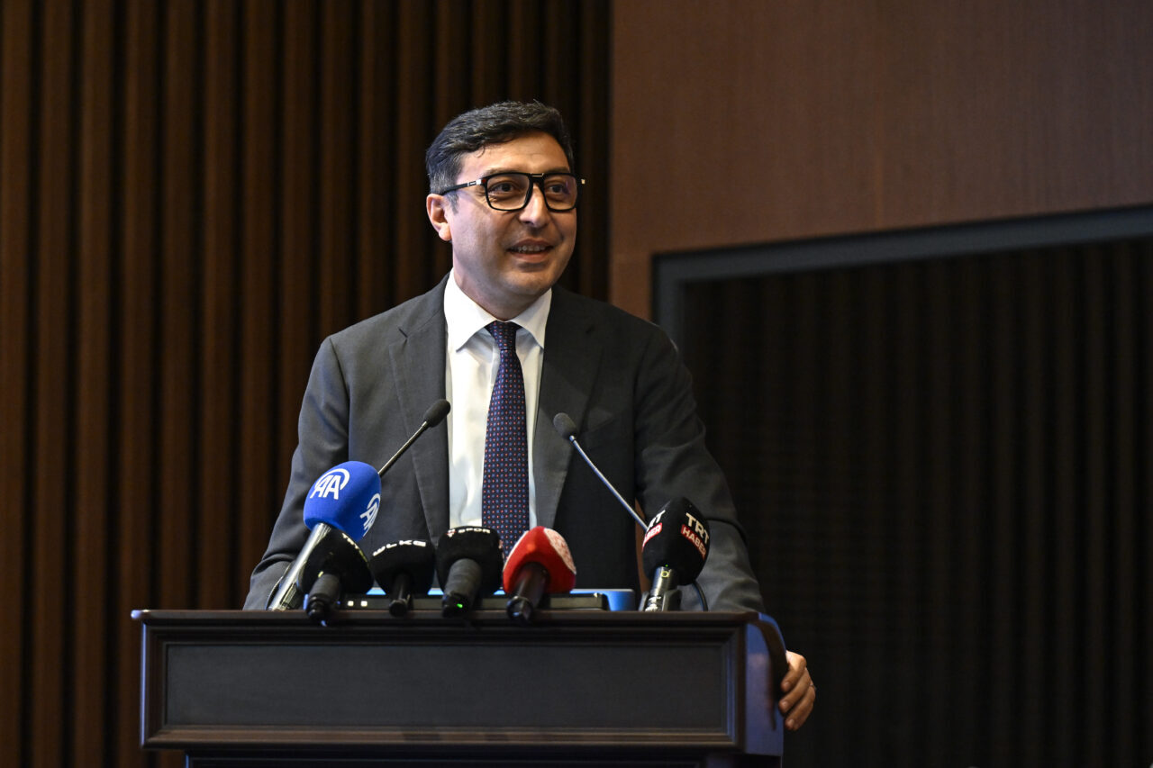 - Gençlik ve Spor Bakanı Osman Aşkın Bak:
"Sporda emek ve
