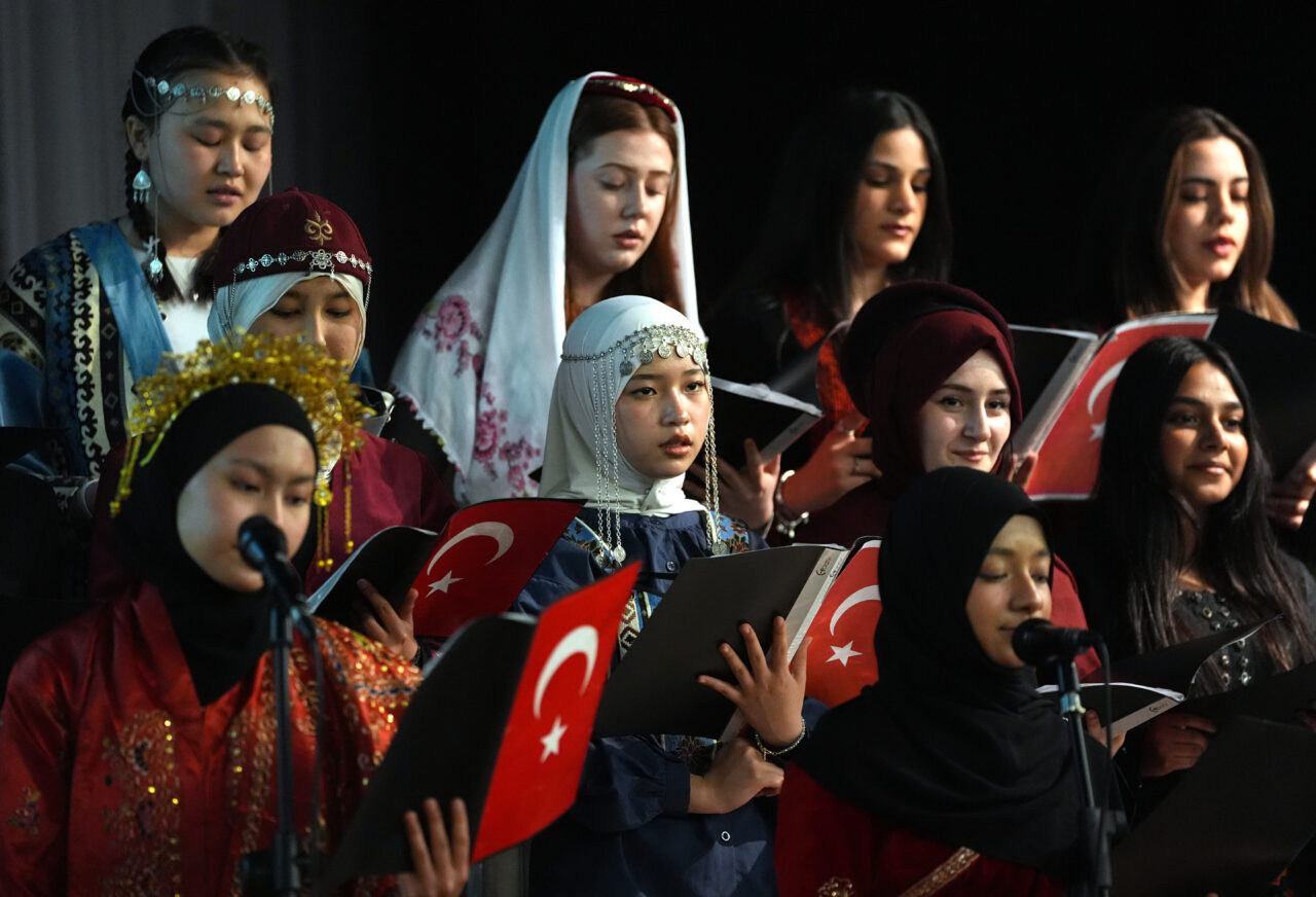 - "Sosyal medya, internet bize nasıl düşüneceğimizi dahi öğretmeye çalışıyor.