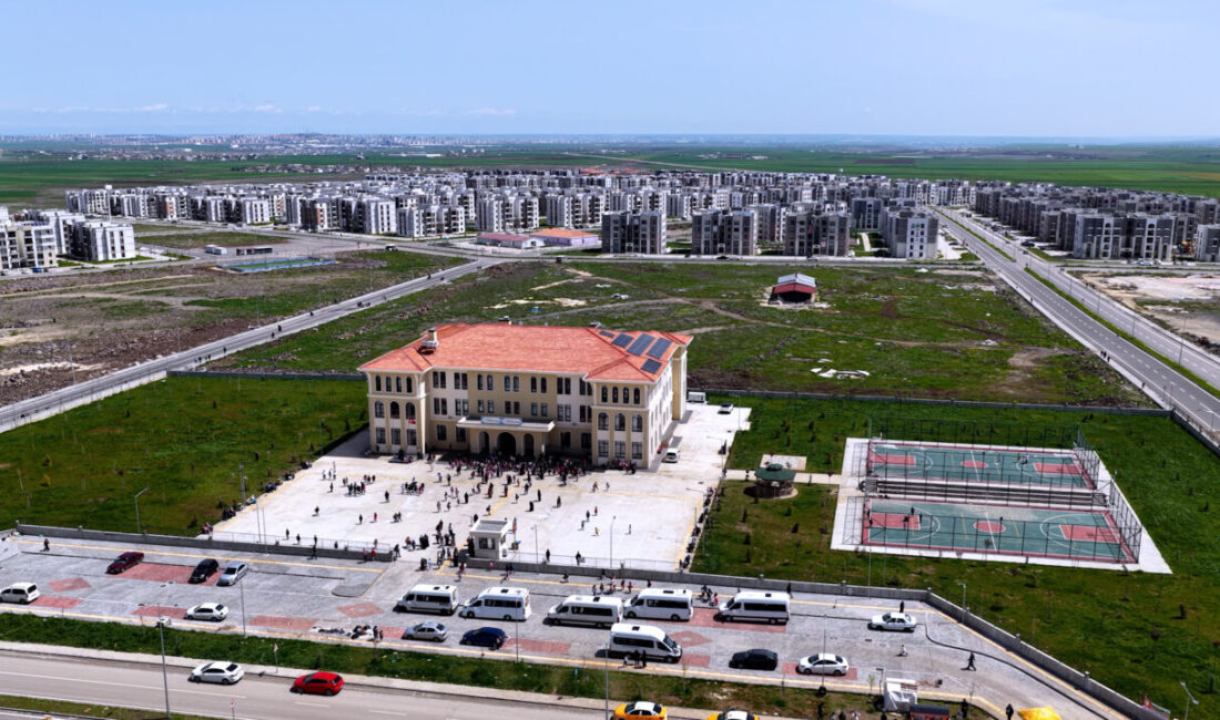 - "Yepyeni bir okulda ilk kez kutlanan bayramın heyecanı bir