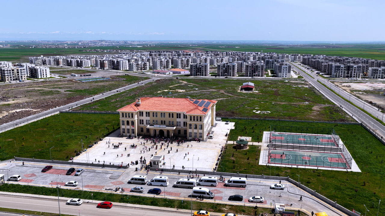 - "Yepyeni bir okulda ilk kez kutlanan bayramın heyecanı bir