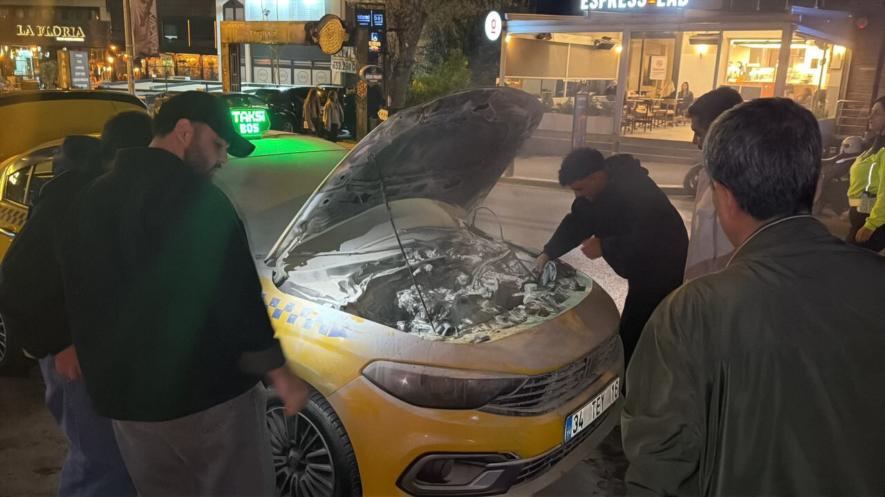 İSTANBUL (AA) – Bakırköy'de, seyir halindeki takside çıkan yangın itfaiye
