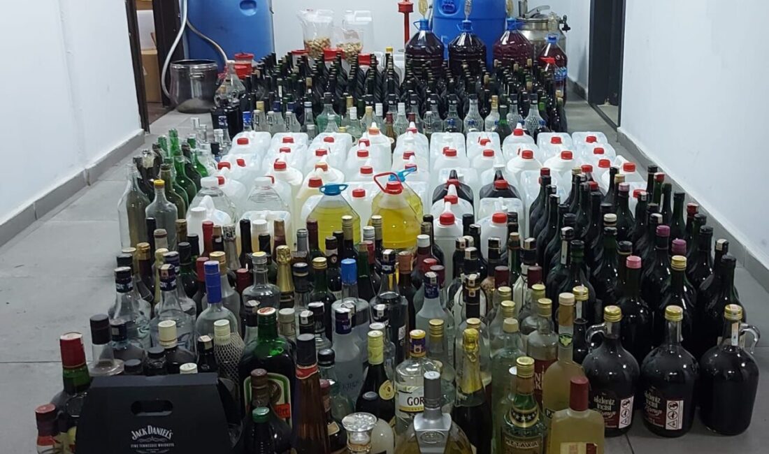 BALIKESİR (AA) – Balıkesir'in Ayvalık ilçesinde kaçak içki satışı yaptığı