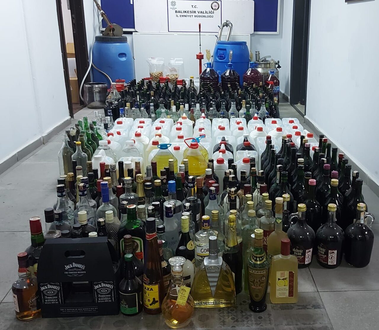 BALIKESİR (AA) – Balıkesir'in Ayvalık ilçesinde kaçak içki satışı yaptığı