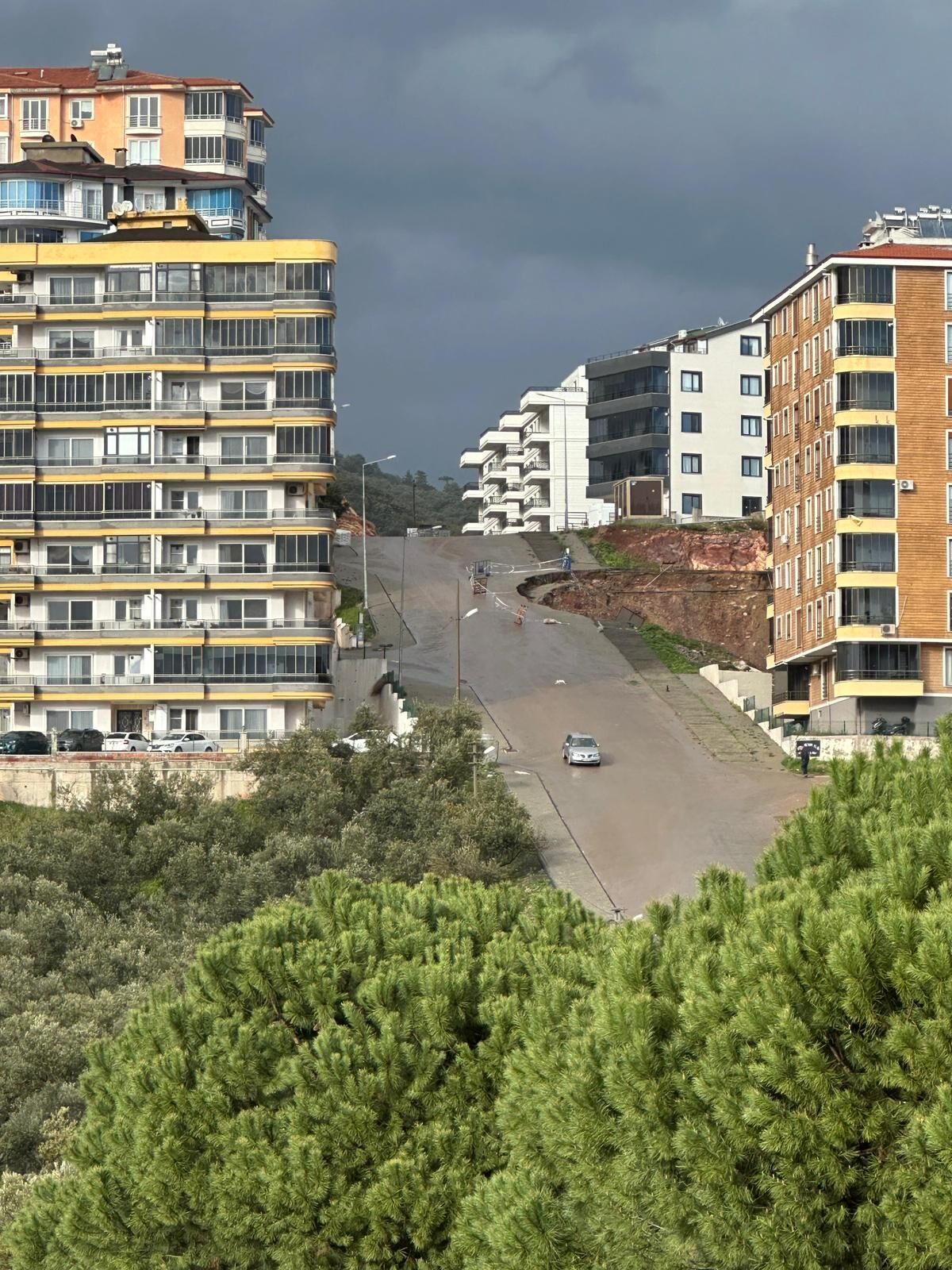 BALIKESİR (AA) – Balıkesir'in Edremit ilçesinde etkili olan aşırı yağışlar,