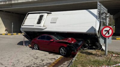 BARTIN (AA) – Bartın'da belediye halk otobüsünün otomobilin üzerine devrilmesi