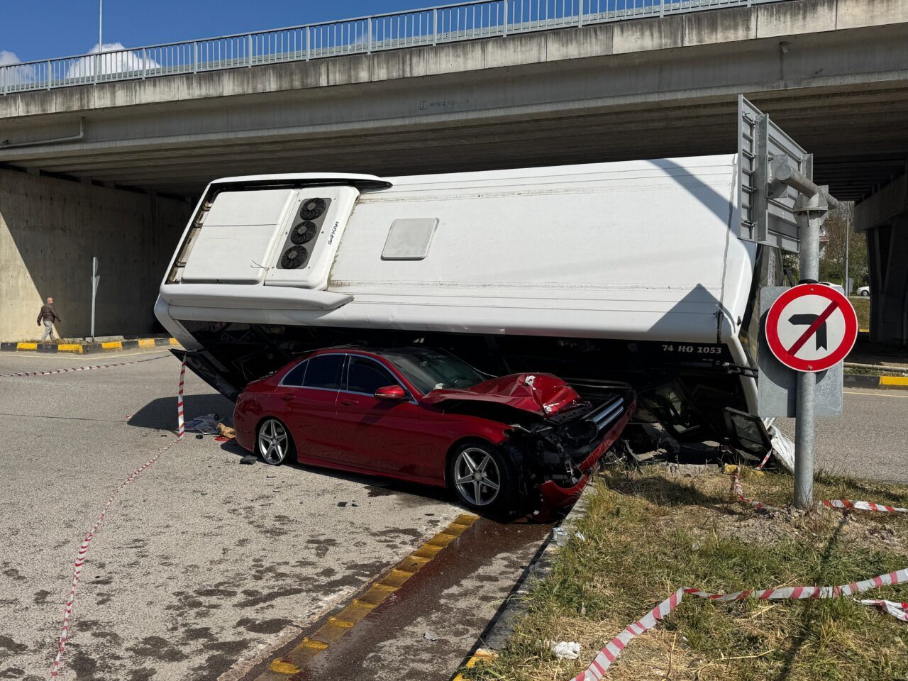 BARTIN (AA) – Bartın'da belediye halk otobüsünün otomobilin üzerine devrilmesi