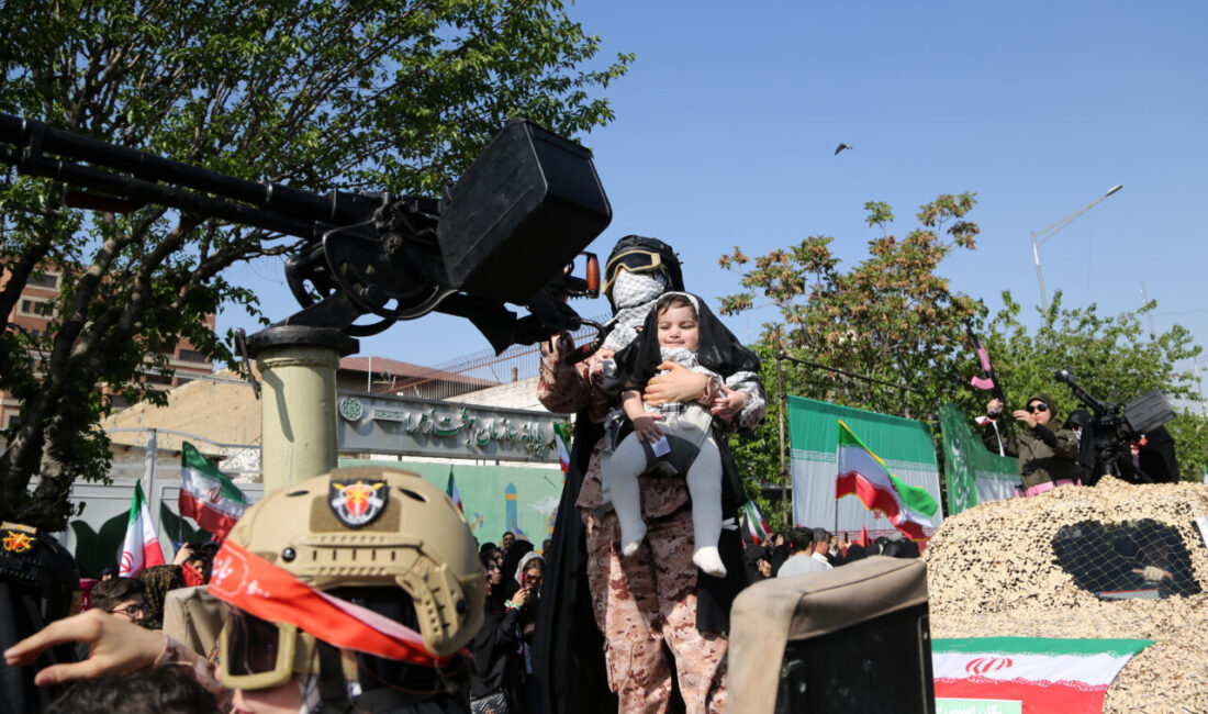 TAHRAN (AA) – İran’ın başkenti Tahran’da kadınlar, Ulusal Ordu Günü