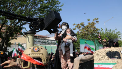 TAHRAN (AA) – İran’ın başkenti Tahran’da kadınlar, Ulusal Ordu Günü